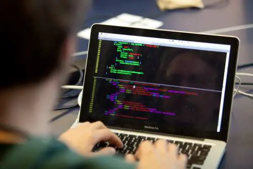 Individuato l'hacker della piattaforma Rousseau: è un 22enne veneto