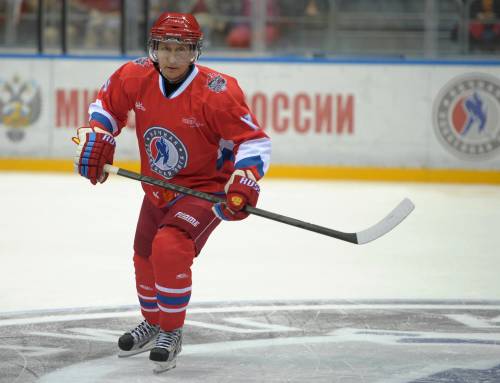 Putin compie gli anni e festeggia giocando a hockey