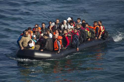 Migranti, ora l'Ue potrà arrestare gli scafisti in acque internazionali