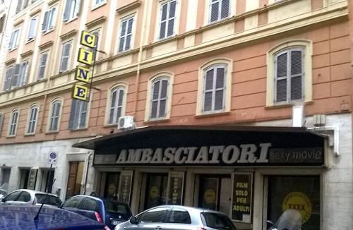 Cinema Ambasciatori, l'ultima sala a "luci rosse" di Roma