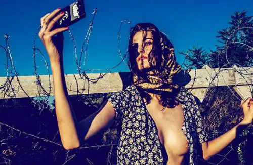 Sexy modelle vestite da migranti