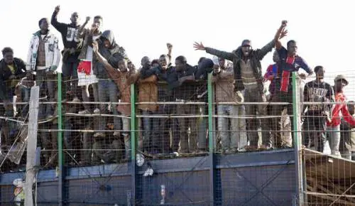 A Ceuta sale la tensione, continui i tentativi dei profughi di penetrare in Spagna 