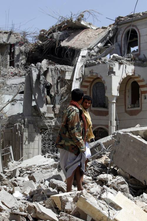 Uomini delle milizie Houthi tra le rovine di Sanaa