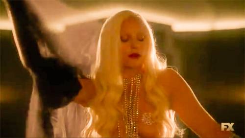Lady Gaga a seno nudo in "American Horror Story: Hotel"