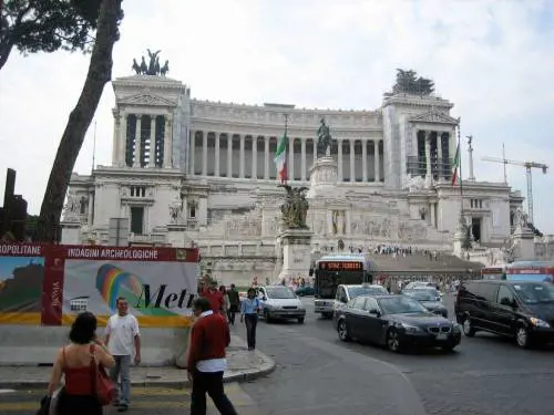 Dan Brown: "Mi piace il parlamento". Ma è l'Altare della Patria