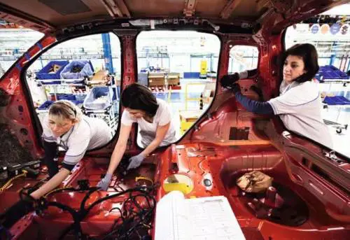 Fiat, operaie contro le tute bianche: "Ci umiliano, si macchiano durante il ciclo"