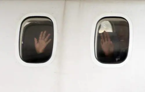 Via ai rimpatri: il primo gruppo di immigrati lascia l'Italia per la Svezia