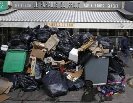 Lo sciopero degli spazzini che mette in ginocchio Parigi