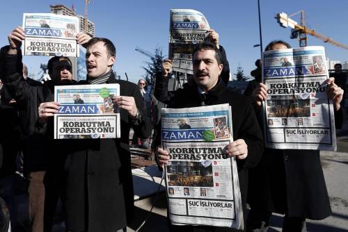 Supporter di Fethullah Gülen con in mano copie dello Zaman