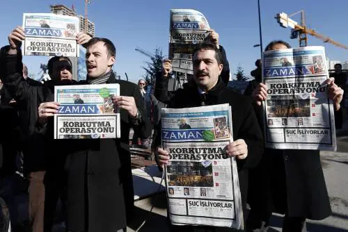 Supporter di Fethullah Gülen con in mano copie dello Zaman