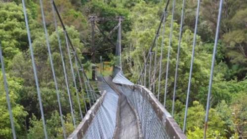 Turisti sopravvivono al crollo del ponte