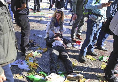 Ankara, attentato al corteo pacifista. Il ministero: sono 97 le vittime