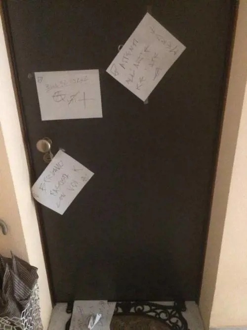 Le foto delle minacce al regista