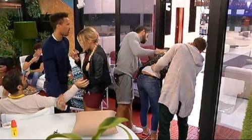 Grande Fratello, Valentina si sente male, interviene il "medico" Giovanni