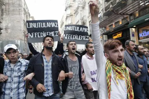 Manifestanti in strada ad Anklara dopo la strage