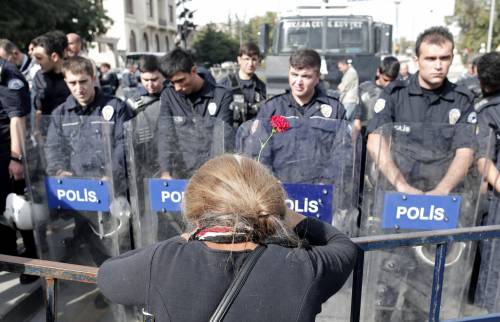 Cordoglio e proteste per i morti di Ankara