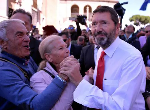 Manifestazione pro-Marino, il sindaco: "Confermo le dimissioni"