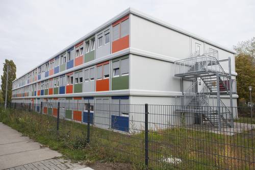 Viaggio a Berlino Est, città container dove si accalcano i migranti