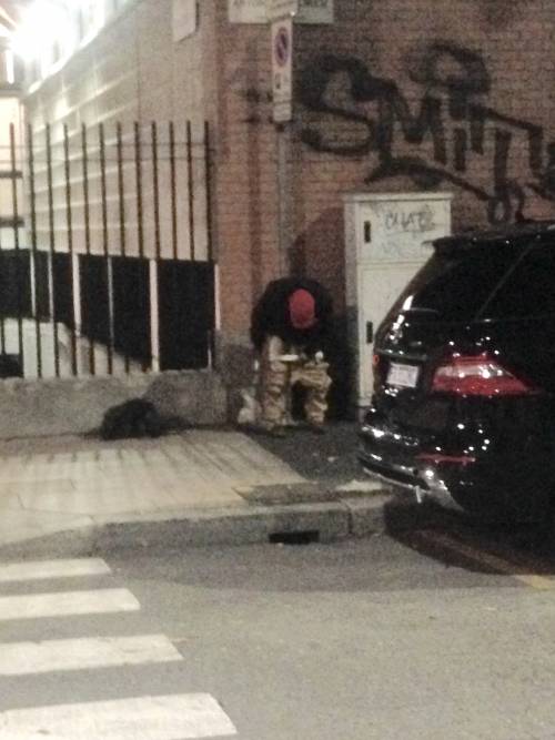 Milano, uomo defeca in mezzo alla strada