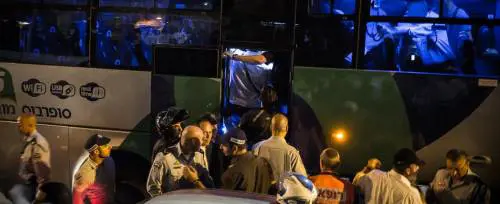 Israele, tre attentati: 18 accoltellati su un bus