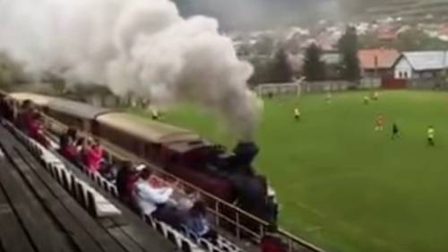 Altro che sicurezza negli stadi. In Slovacchia un treno invade il campo