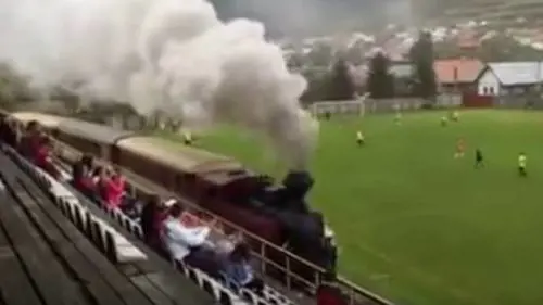 Altro che sicurezza negli stadi. In Slovacchia un treno invade il campo