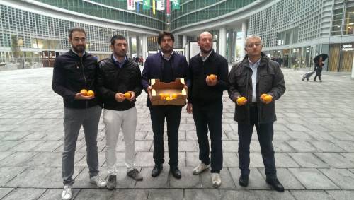I consiglieri del Movimento 5 Stelle a palazzo Lombardia con una cassetta di arance