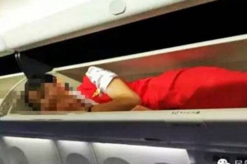 Nonnismo in volo: hostess chiuse nelle cappelliere degli aerei