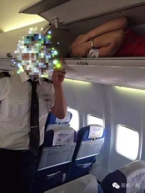 Nonnismo in volo: hostess chiuse nelle cappelliere degli aerei
