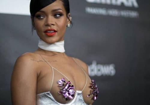 Rihanna: "Ho la fobia della vagina profonda"