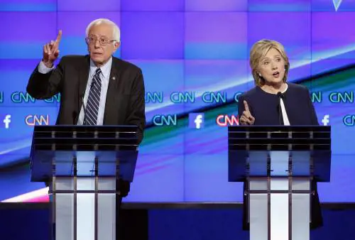 Hillary la spunta nella sfida tv. Ma è ​Sanders a salvarla sul mailgate