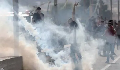 Scontri con le truppe israeliane al confine con Gaza