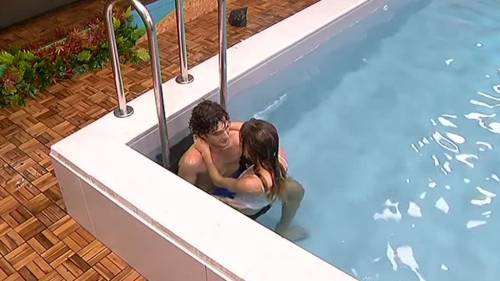 GF14: presunto sesso in piscina, gli spettatori non ci stanno