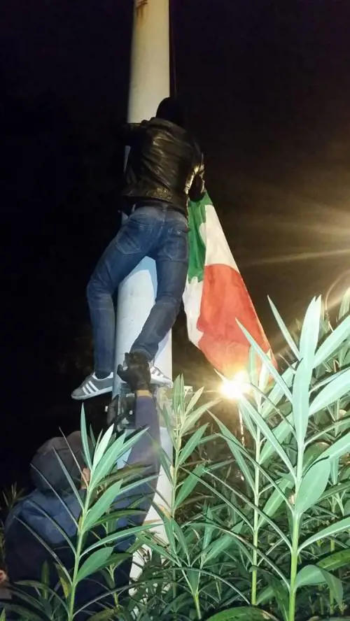 Blitz Foro753 contro le bandiere Lgbt dell'Eur