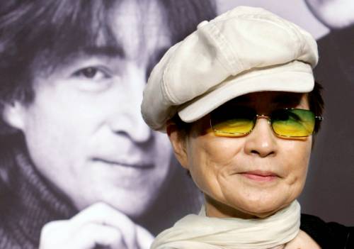 Yoko Ono: "John Lennon aveva pulsioni sessuali gay"