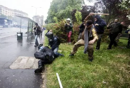 Prese a bastonate il poliziotto. No Expo condannato a 2 anni