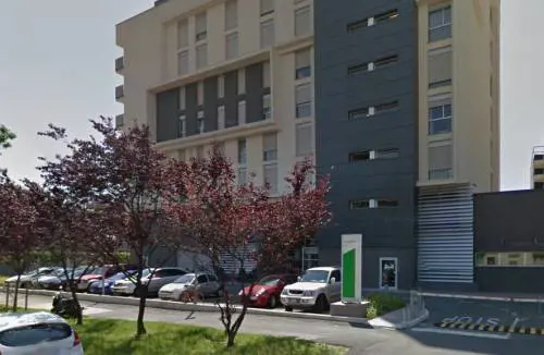Ragazzo morto in hotel: dubbi sulla posizione del corpo