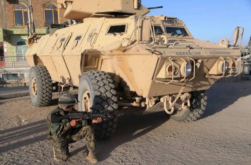 Un soldato afghano a Ghazni. Nella regione sono esplosi scontri con i talebani