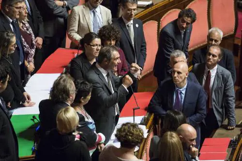 Senatore M5S sbaglia congiuntivo in senato e gli amici del web tagliano l'errore