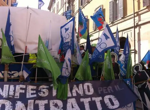 Il grido di un poliziotto: "Lavoro con l'auto personale"