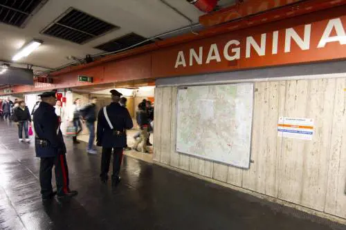 Si rompe la metro e i passeggeri vanno a piedi