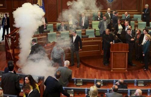 Kosovo, lacrimogeni in parlamento per protesta