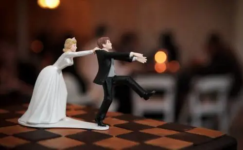 La molla sull'altare: uomo condannato a risarcire la ex