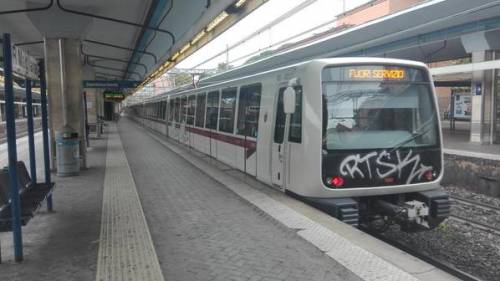 Metro di Roma, i nuovi treni sono già imbrattati dai vandali