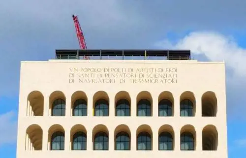 Spunta una misteriosa terrazza sul Colosseo Quadrato in affitto a Fendi