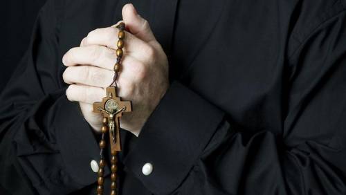 Sardegna, prete lascia la tonaca per amore della catechista