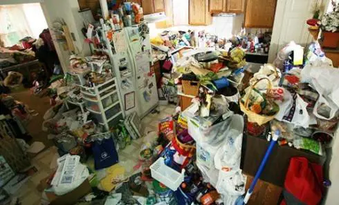 Vive come un barbone ma ha 3 milioni di euro nel conto in banca