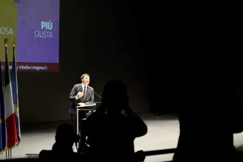 Renzi parla. E dagli spalti urlano: "Buffone!"