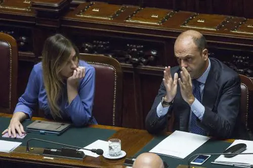 Unioni civili, Boschi ci ripensa: "Libertà di coscienza su adozioni"