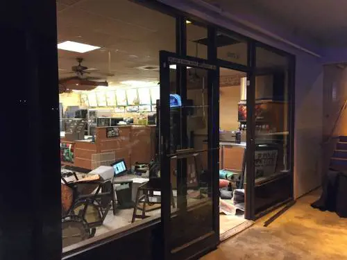Drogata si spoglia nuda e distrugge il ristorante